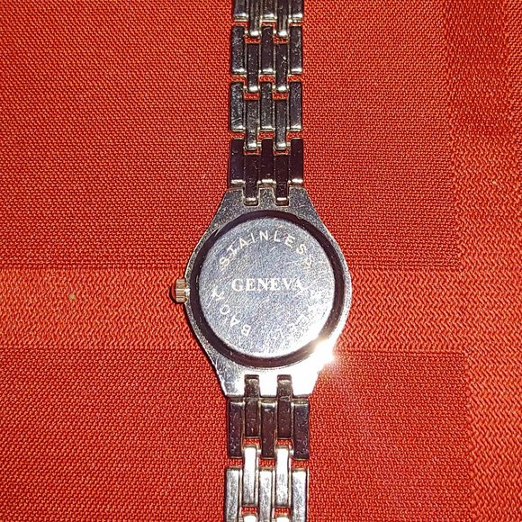 VINTAGE 1980'S, GENEVA  STAINLESS STEEL WRIST WATCH!!! - Picture 2 of 2
